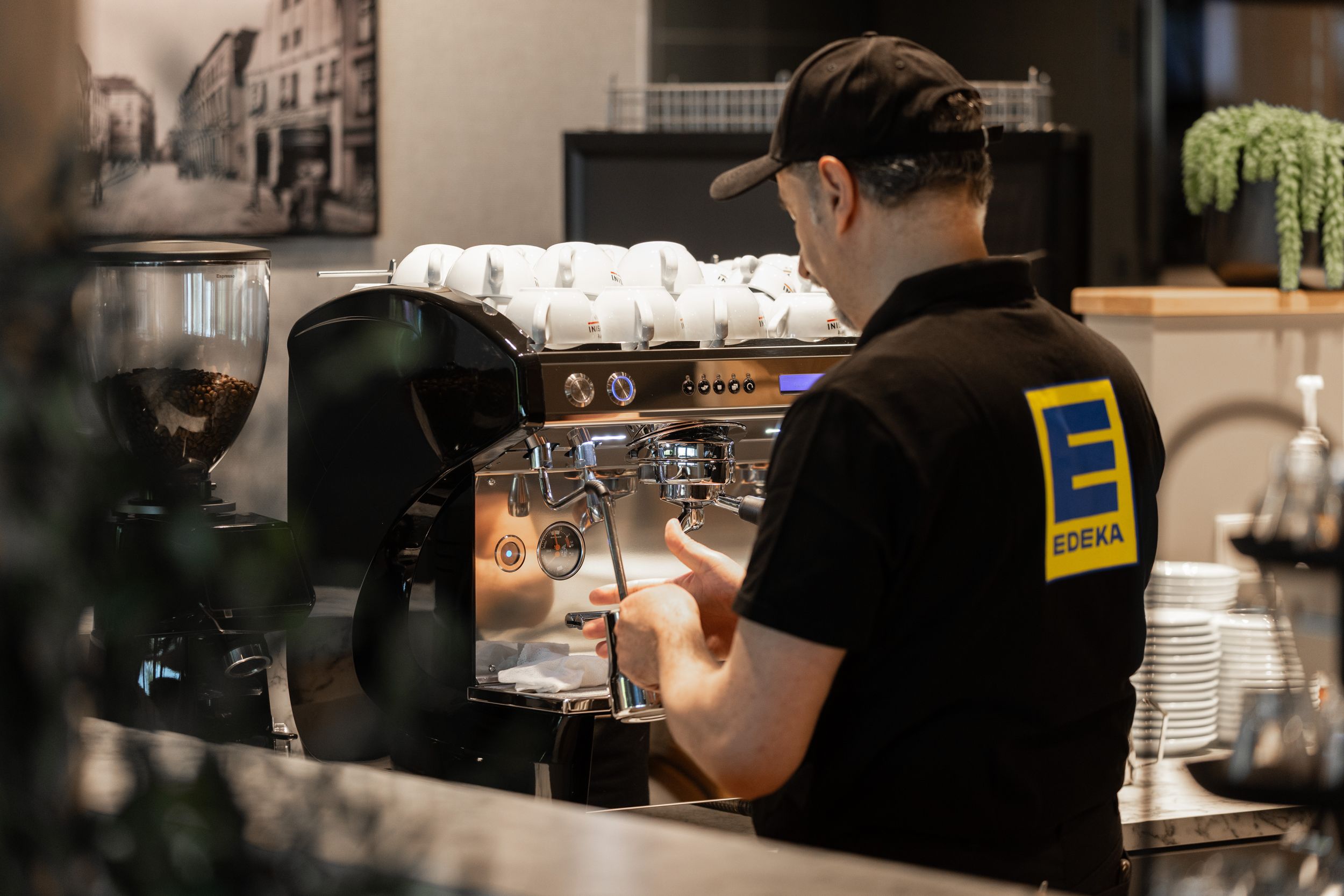 https://www.melitta-professional.com/portal/pics/2021/Business-Stories/Cases/Edeka/header-edeka.jpg